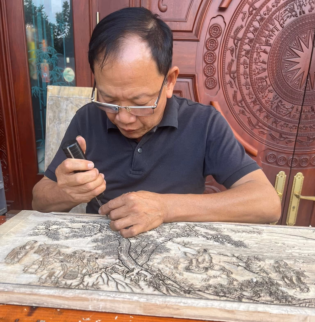 Nghệ nhân Thanh Liễu đang thực hành khắc mộc bản
